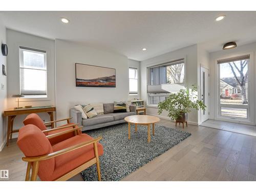 10411 144 St Nw, Edmonton, AB - Indoor Photo Showing Living Room