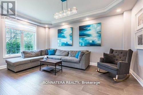 4991 Middlesex Gate, Mississauga, ON - Indoor Photo Showing Living Room