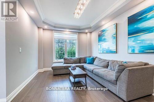 4991 Middlesex Gate, Mississauga, ON - Indoor Photo Showing Living Room