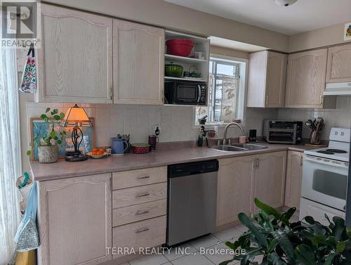 25 Wice Road, Barrie, ON - Indoor Photo Showing Kitchen With Double Sink