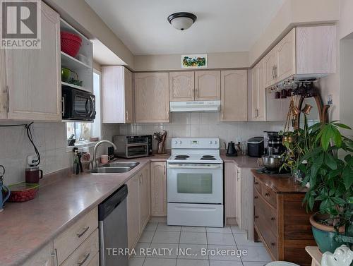 25 Wice Road, Barrie, ON - Indoor Photo Showing Kitchen With Double Sink