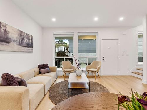 102 16689 16 Avenue, Surrey, BC - Indoor Photo Showing Living Room