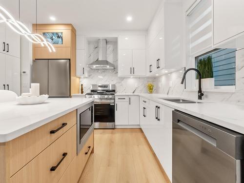 102 16689 16 Avenue, Surrey, BC - Indoor Photo Showing Kitchen With Double Sink With Upgraded Kitchen