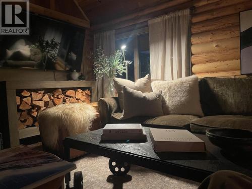 1166 Apex Mountain Road, Penticton, BC - Indoor Photo Showing Living Room