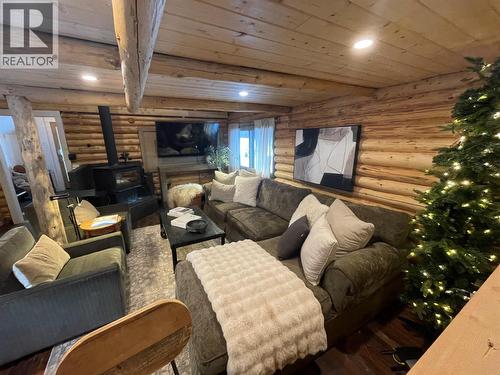 1166 Apex Mountain Road, Penticton, BC - Indoor Photo Showing Living Room