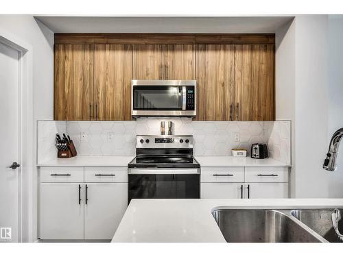98 Kingsbury Ci, Spruce Grove, AB - Indoor Photo Showing Kitchen With Double Sink