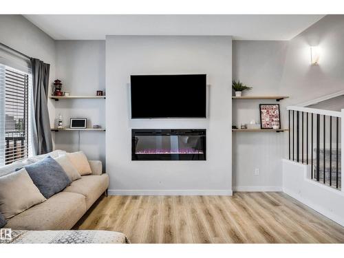 98 Kingsbury Ci, Spruce Grove, AB - Indoor Photo Showing Living Room With Fireplace
