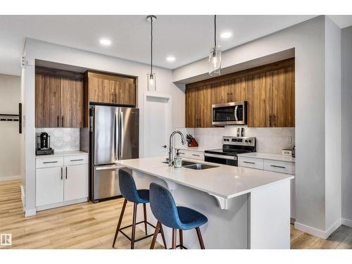 98 Kingsbury Ci, Spruce Grove, AB - Indoor Photo Showing Kitchen With Double Sink With Upgraded Kitchen