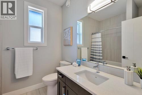 Full main bathroom with shower/tub - 2594 Crown Crest Drive, West Kelowna, BC - Indoor Photo Showing Bathroom