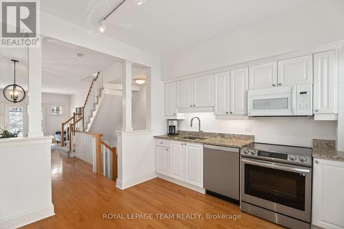207 First Avenue, Ottawa, ON - Indoor Photo Showing Kitchen