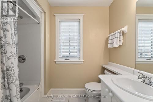 207 First Avenue, Ottawa, ON - Indoor Photo Showing Bathroom