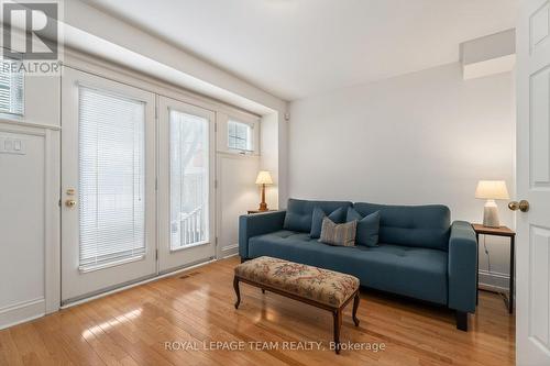 207 First Avenue, Ottawa, ON - Indoor Photo Showing Living Room