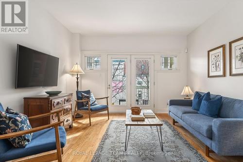 207 First Avenue, Ottawa, ON - Indoor Photo Showing Living Room