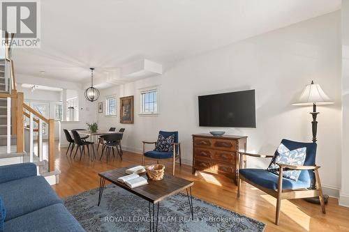 207 First Avenue, Ottawa, ON - Indoor Photo Showing Living Room