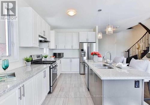 215 Northglen Boulevard, Clarington (Bowmanville), ON - Indoor Photo Showing Kitchen With Double Sink With Upgraded Kitchen