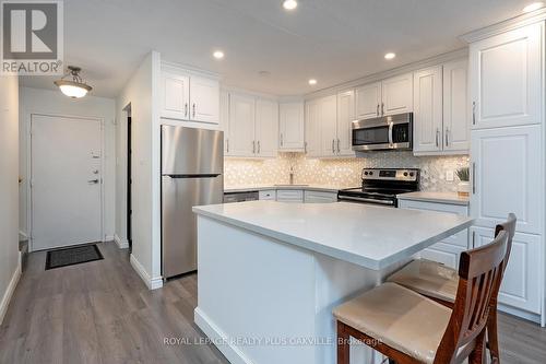 136 - 1058 Falgarwood Drive, Oakville, ON - Indoor Photo Showing Kitchen With Upgraded Kitchen