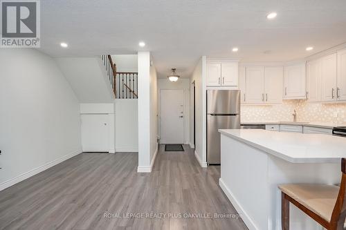 136 - 1058 Falgarwood Drive, Oakville, ON - Indoor Photo Showing Kitchen