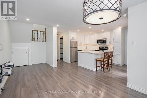 136 - 1058 Falgarwood Drive, Oakville, ON - Indoor Photo Showing Kitchen