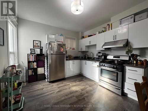 #2 - Main - 61 Chelsea Avenue, Toronto, ON - Indoor Photo Showing Kitchen