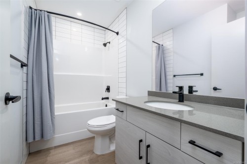 315-2469 Gateway Rd, Langford, BC - Indoor Photo Showing Bathroom