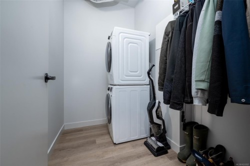 315-2469 Gateway Rd, Langford, BC - Indoor Photo Showing Laundry Room