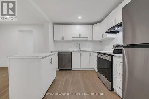 20 Crosthwaite Avenue N, Hamilton, ON - Indoor Photo Showing Kitchen