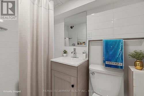 20 Crosthwaite Avenue N, Hamilton, ON - Indoor Photo Showing Bathroom