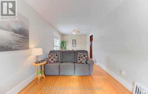 160 Glasgow Street, Waterloo, ON - Indoor Photo Showing Living Room