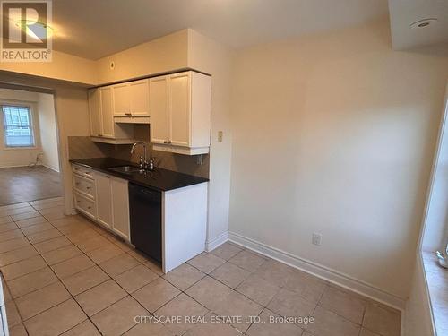 2 - 600 Shoreline Drive, Mississauga, ON - Indoor Photo Showing Kitchen With Double Sink