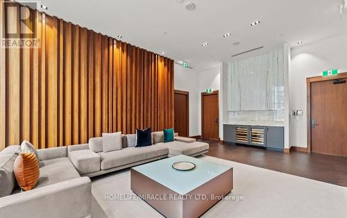 2004 - 7895 Jane Street, Vaughan, ON - Indoor Photo Showing Living Room