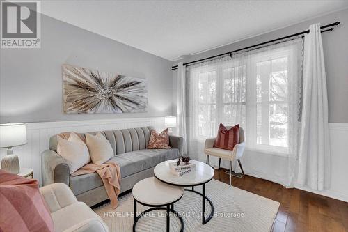 41 Ross Patrick Crescent, Newmarket, ON - Indoor Photo Showing Living Room