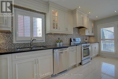 5633 Haddon Hall Road, Mississauga, ON - Indoor Photo Showing Kitchen With Stainless Steel Kitchen With Double Sink With Upgraded Kitchen