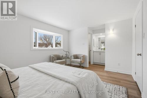 2909 Salerno Crescent, Mississauga, ON - Indoor Photo Showing Bedroom