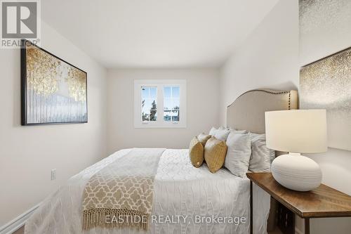 2909 Salerno Crescent, Mississauga, ON - Indoor Photo Showing Bedroom
