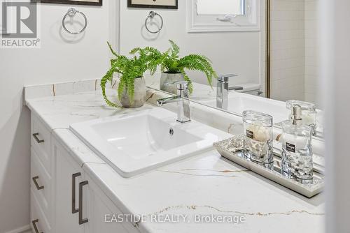 2909 Salerno Crescent, Mississauga, ON - Indoor Photo Showing Bathroom