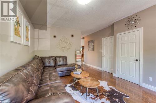 4A - 38 Howe Drive, Kitchener, ON - Indoor Photo Showing Living Room