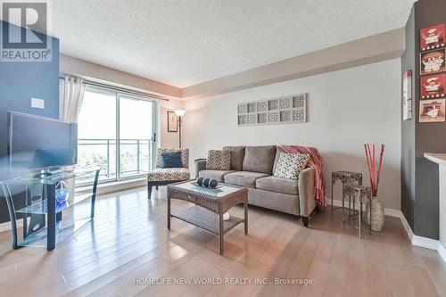 721 - 51 Baffin Court, Richmond Hill, ON - Indoor Photo Showing Living Room