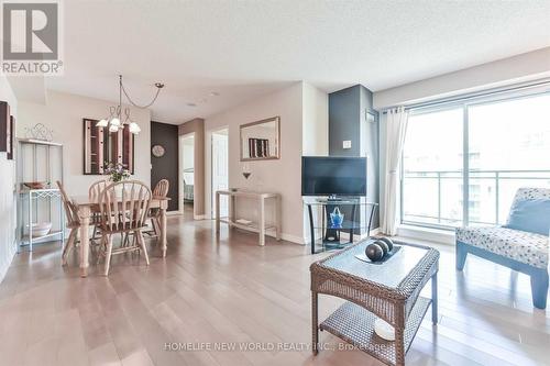 721 - 51 Baffin Court, Richmond Hill, ON - Indoor Photo Showing Living Room