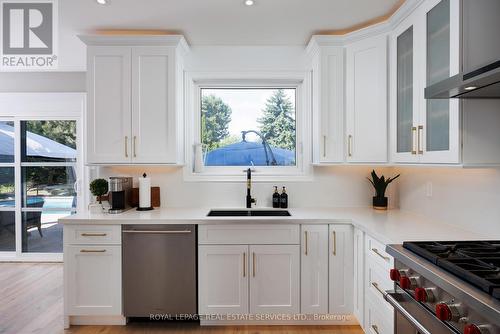 1483 The Links Drive, Oakville, ON - Indoor Photo Showing Kitchen With Upgraded Kitchen