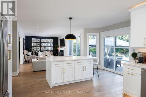 1483 The Links Drive, Oakville, ON - Indoor Photo Showing Kitchen With Upgraded Kitchen