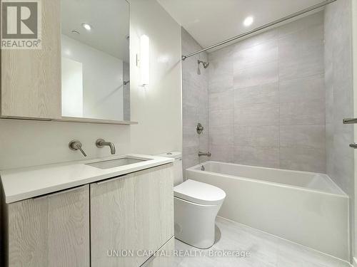 402 - 120 Broadway Avenue, Toronto, ON - Indoor Photo Showing Bathroom