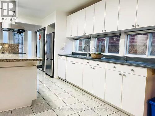 642 Eaglemount Crescent, Mississauga, ON - Indoor Photo Showing Kitchen
