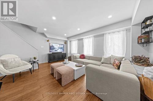 31 Glenhaven Pvt, Ottawa, ON - Indoor Photo Showing Living Room