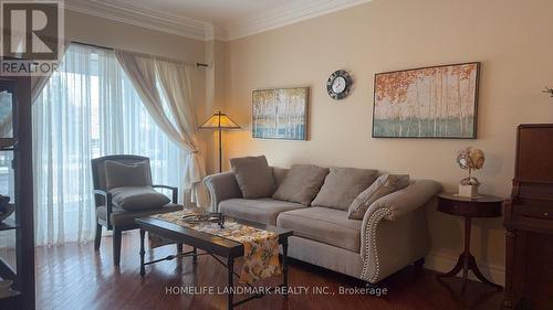 136 Worth Boulevard, Vaughan, ON - Indoor Photo Showing Living Room