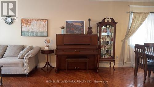 136 Worth Boulevard, Vaughan, ON - Indoor Photo Showing Living Room