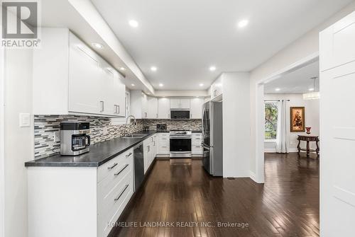 333 Rannie Road, Newmarket, ON - Indoor Photo Showing Kitchen With Upgraded Kitchen