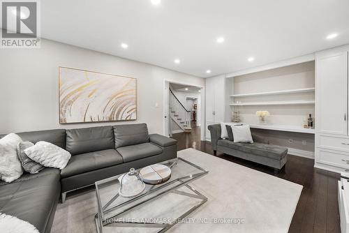 333 Rannie Road, Newmarket, ON - Indoor Photo Showing Living Room