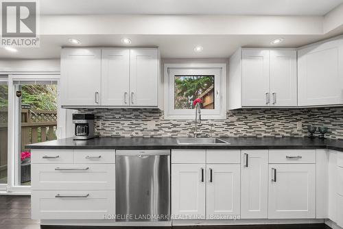 333 Rannie Road, Newmarket, ON - Indoor Photo Showing Kitchen With Upgraded Kitchen
