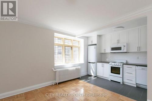 320 - 396 Avenue Road, Toronto, ON - Indoor Photo Showing Kitchen