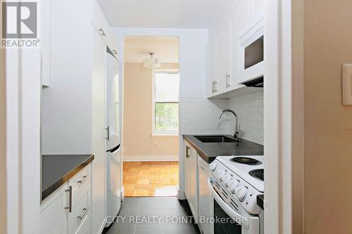 403 - 1545 Bathurst Street, Toronto, ON - Indoor Photo Showing Kitchen